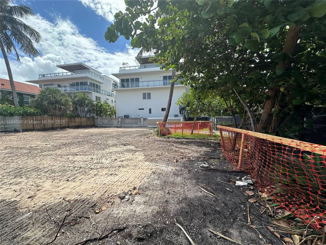 Attention developer or new home owner, 2 continuos lot.