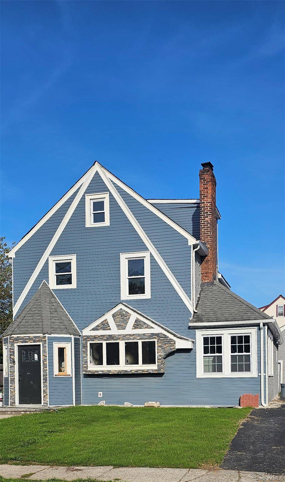 Discover this recently renovated gem !