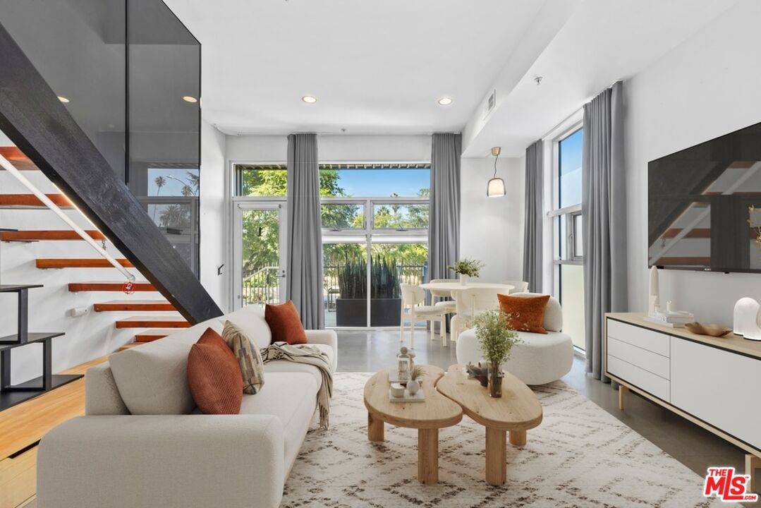 140  S Gramercy Pl 2BR Mid Wilshire La