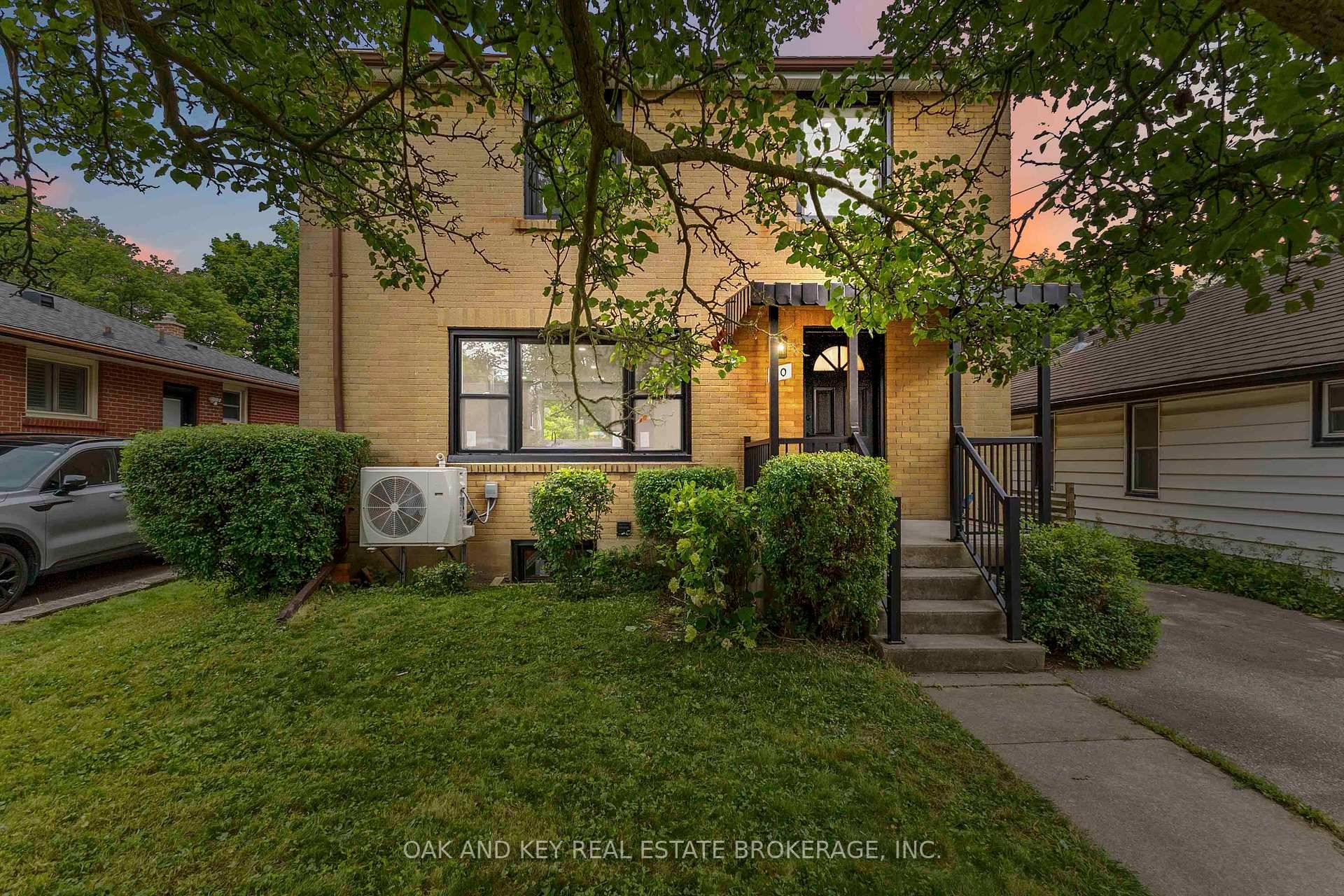 Welcome to 90 Jacqueline Street a stunning, fully renovated, move in ready home located in a quiet, family friendly neighbourhood.