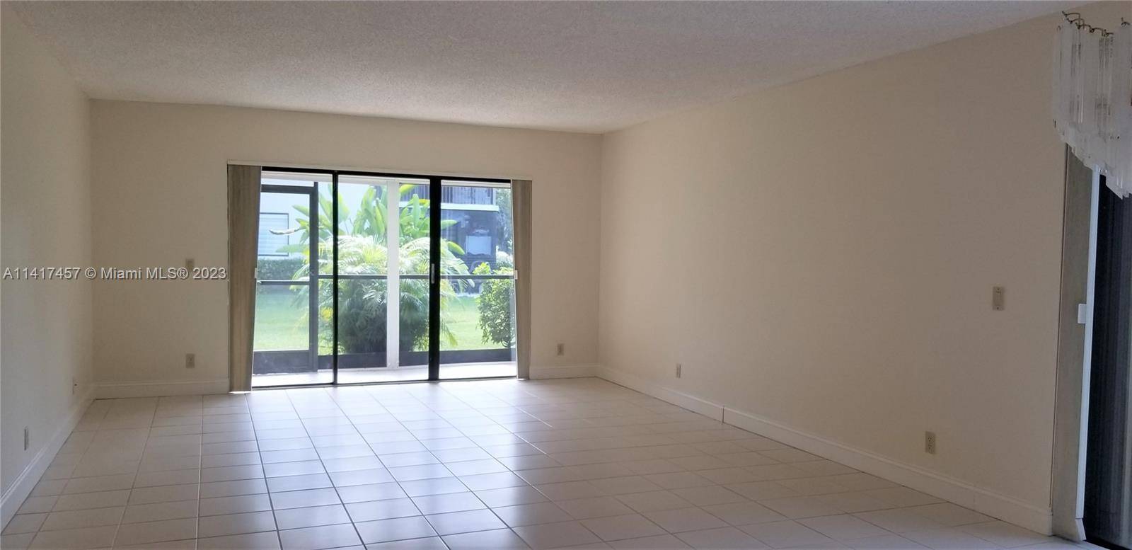 Investors ! Corner unit very clean in the hear of Weston.