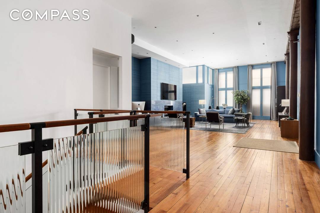 A rare full floor maisonette at the intersection of SoHo s industrial heritage and contemporary design, Residence M3 at 30 Crosby Street offers an extraordinary scale and level of privacy ...