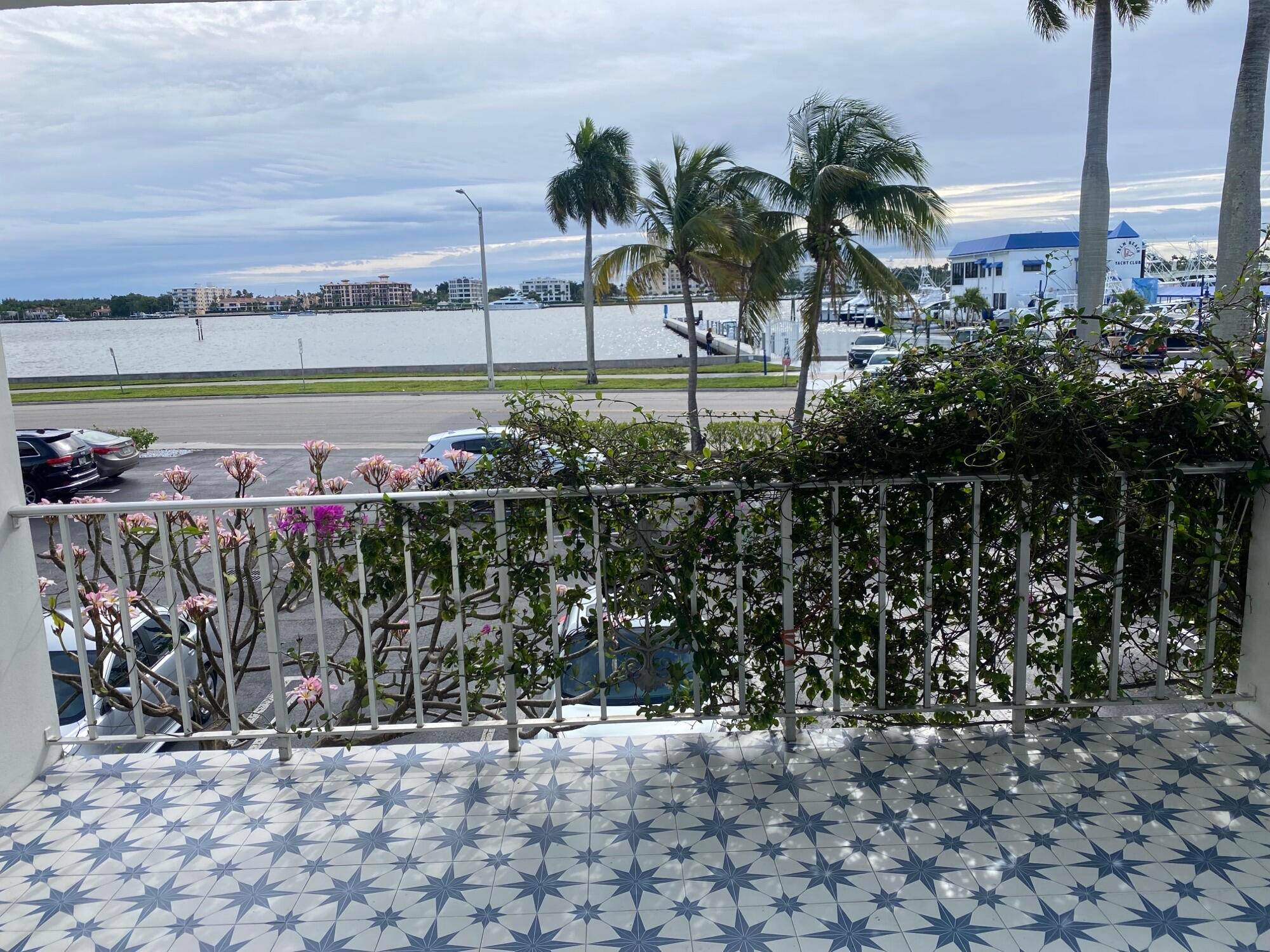 Lovely renovated 2bd 2ba apartment in the perfect location !