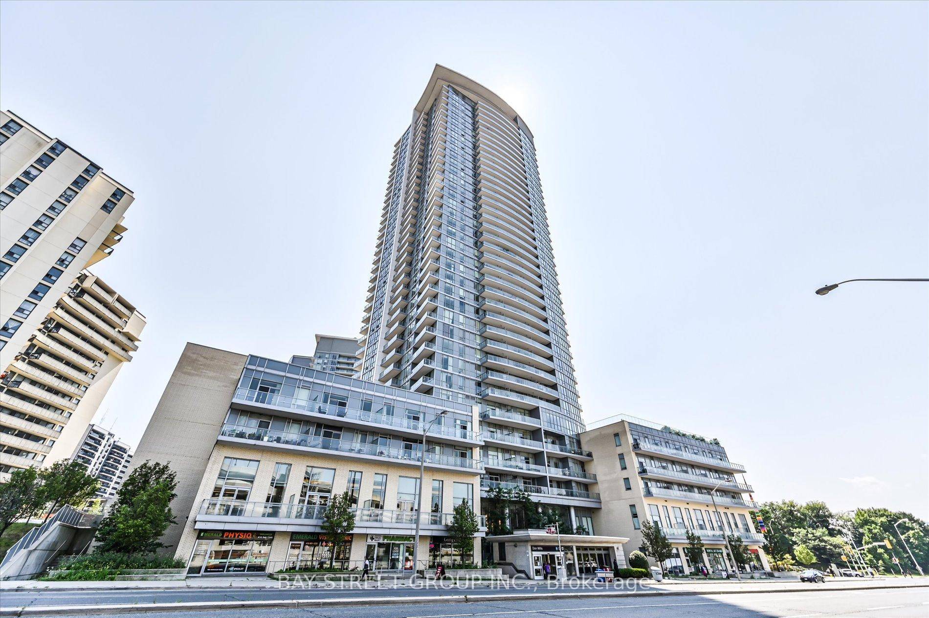 Spectacular bright 3 bedrooms corner unit in fantastic neighborhoods.