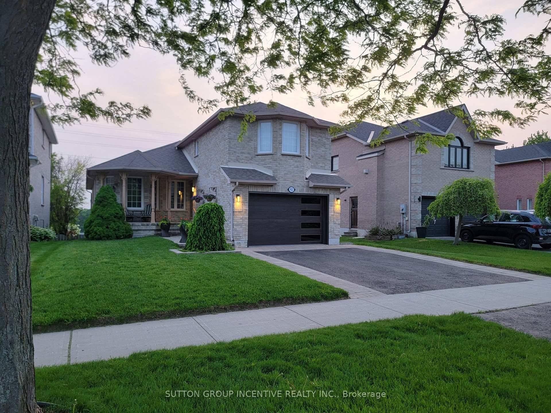 Welcome to this spacious Skyview bungalow in one of Barries most desirable neighborhoods !