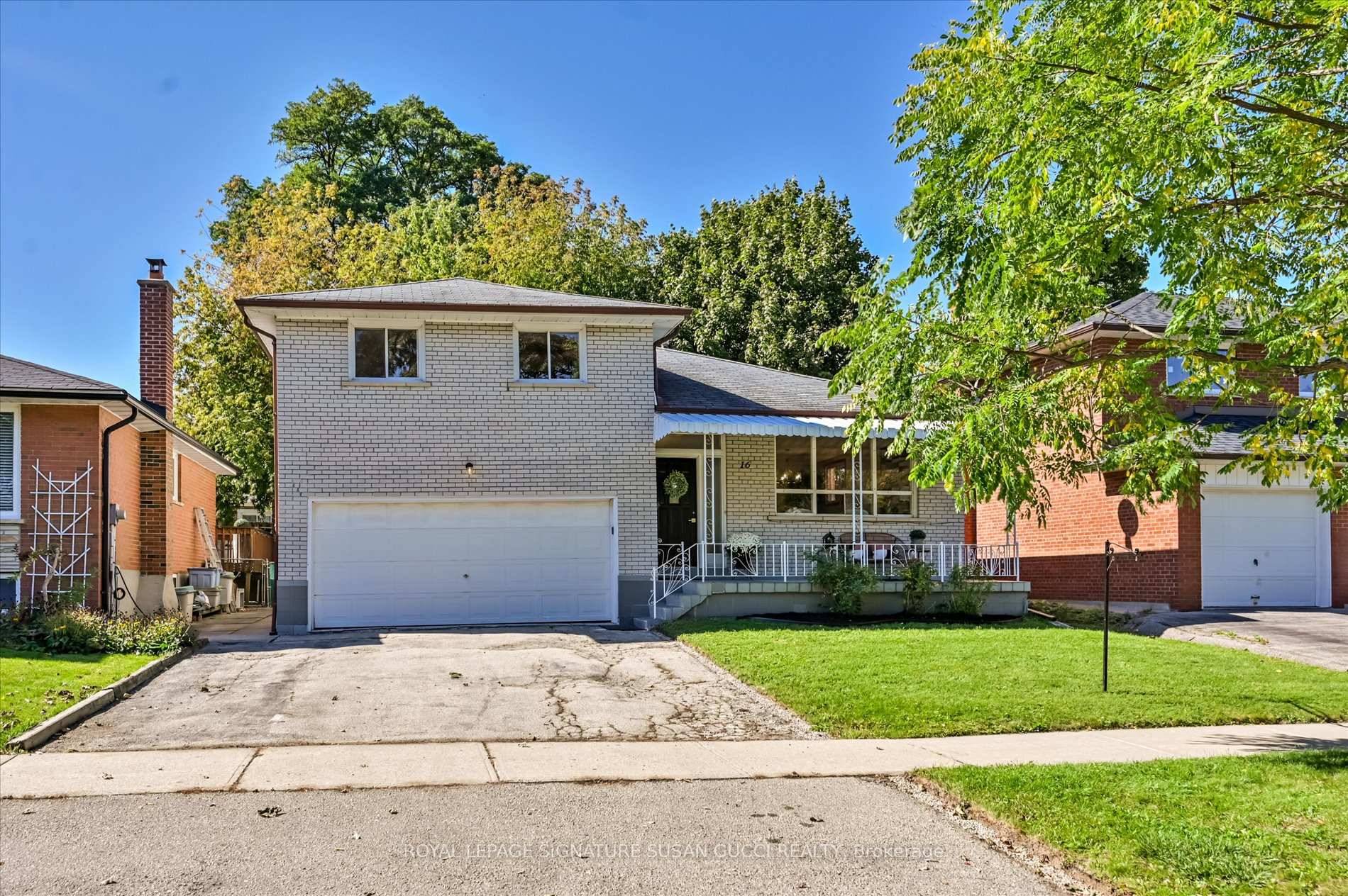 Welcome to 16 Munford Crescent, a much loved family home owned by the same family since 1969.