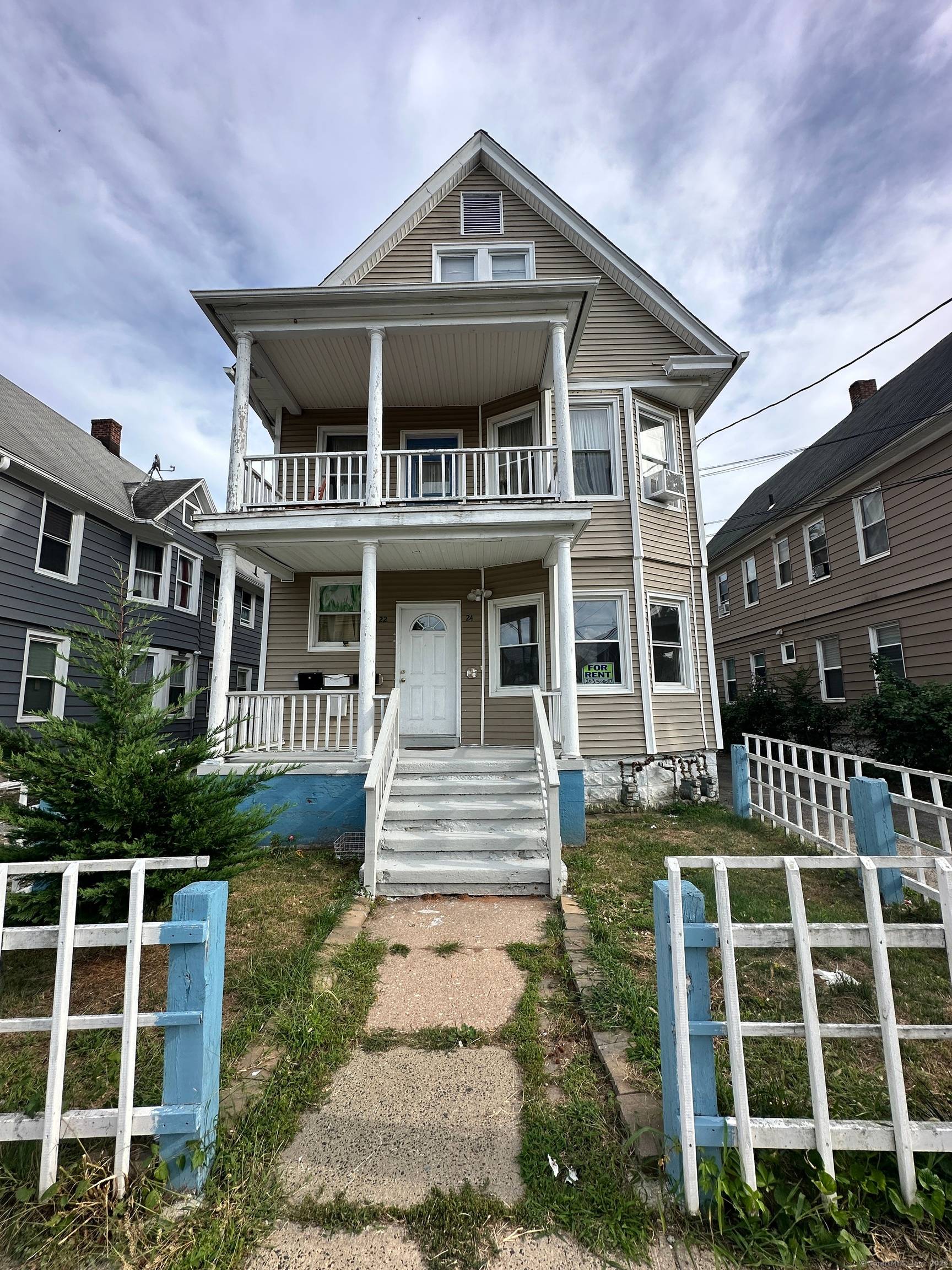 Prime 3 family in an amazing location, less than a mile from UNH and close to shopping centers malls.