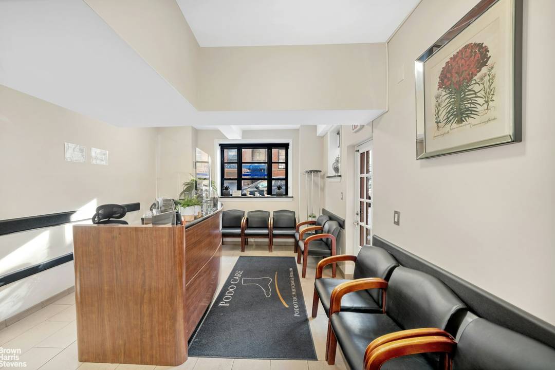 Prime Gramercy Maisonette Cooperative Bring your architect to this one of a kind Gramercy Park maisonette, located on the first floor of the beautiful full service Gramercy House.