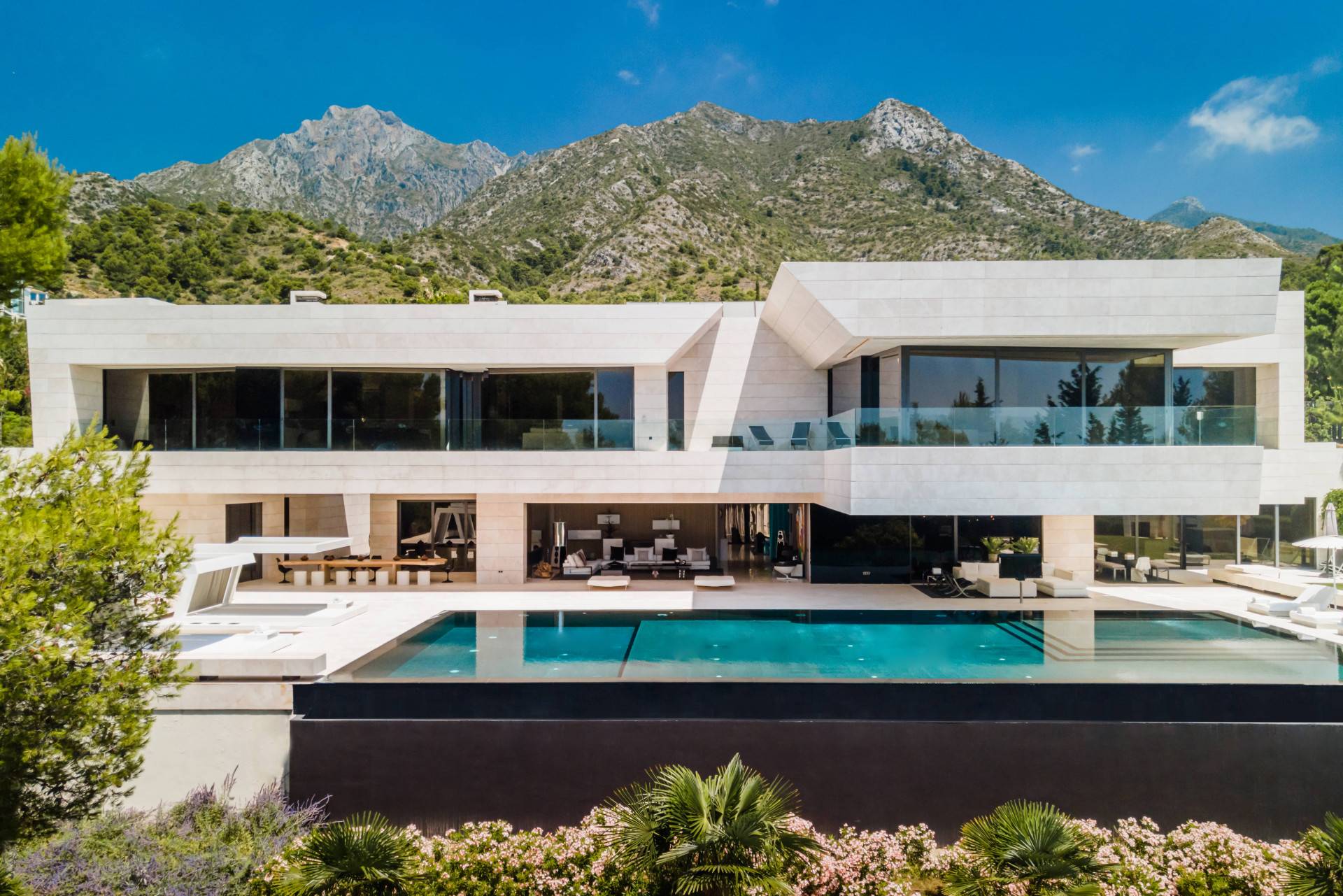 Interested in a property that belongs to an international elite of homes ?