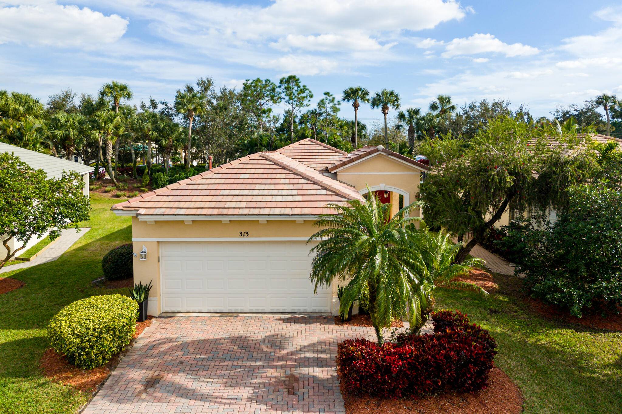 Welcome to paradise in beautiful Lake Forest Pointe at St.
