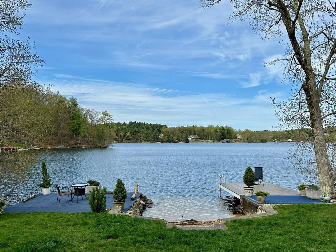 Year round lake living ! Swim, canoe, kayak, fish, hike and unwind on your own beach, located on speed restricted Lake Quassapaug in Middlebury, CT.