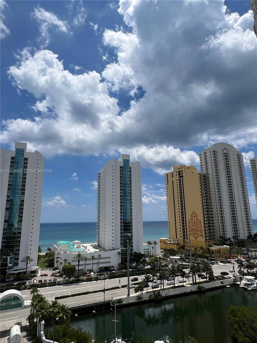 Beautiful 2 bedroom plus den, 2 bath unit facing the canal, with spectacular canal and ocean views.