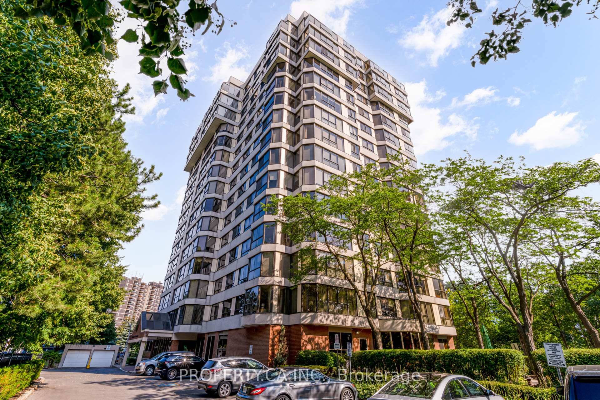 Welcome to the Sheridan Club at Walden Spinney a bright, beautifully updated 2 bedroom, 2 bathroom suite with a wonderful layout and an abundance of natural light.