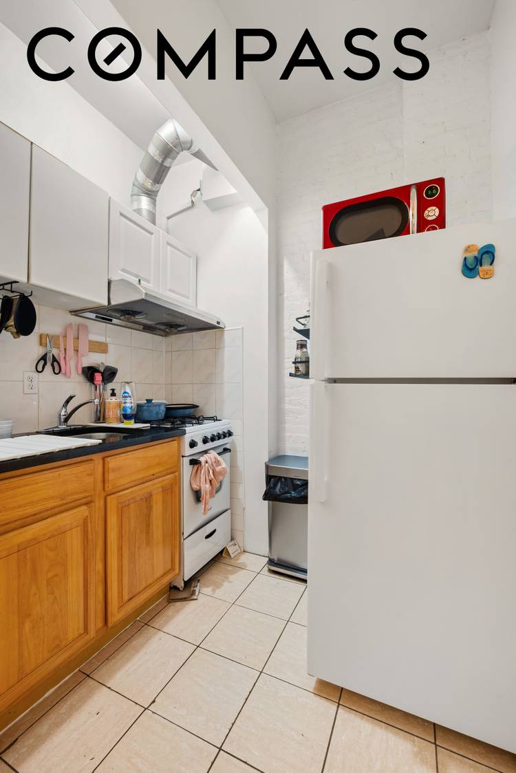 242 East 40th Street Murray Hill 3, 500, 000 A prewar 1920 five story mixed use building between Second and Third Avenues, a short walk from Grand Central and the ...