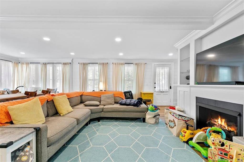 Beautifully renovated 3 bedroom 3.