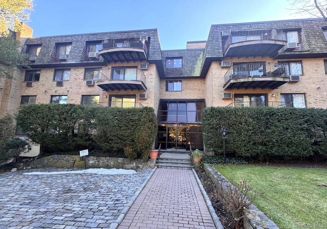 Don t miss this opportunity to rent a spacious, fully renovated 2 bedroom, 2 bath apartment in Scarsdale Woods, located within the award winning Edgemont School District.