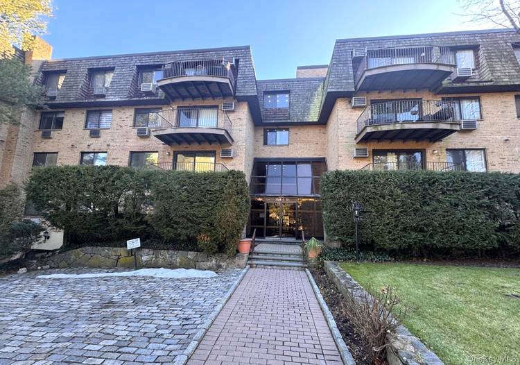 Don t miss this opportunity to rent a spacious, fully renovated 2 bedroom, 2 bath apartment in Scarsdale Woods, located within the award winning Edgemont School District.