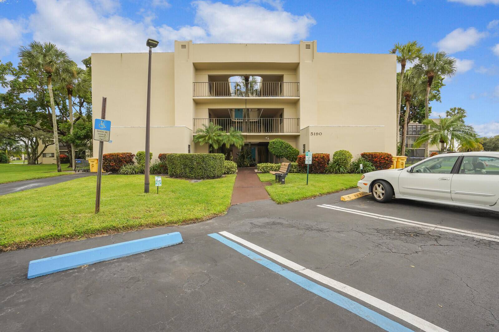 ALL AGES CONDO. Welcome to this stylish 2 bed, 2 bath condo in the heart of Delray Beach's Las Verdes community !