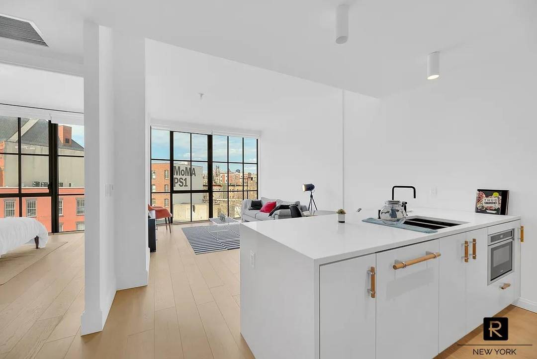 Western City facing 1 Bedroom 1 Bathroom with expansive views of the Manhattan Skyline and boundless natural sunlight.