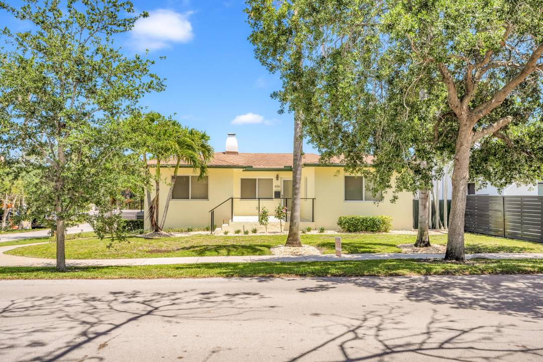 Convenient Victoria Park location !