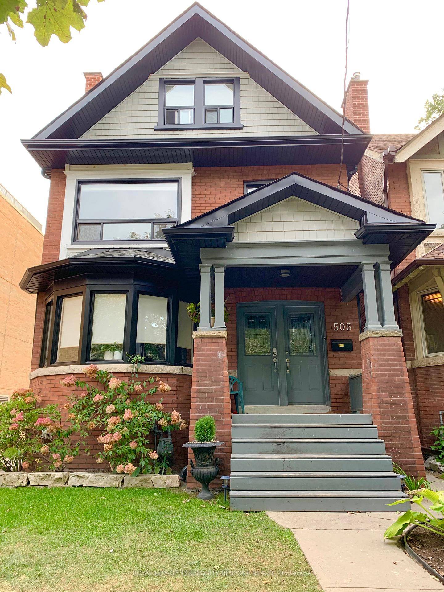Stunning One Bedroom apartment on 3rd Floor of Large High Park Detached home.