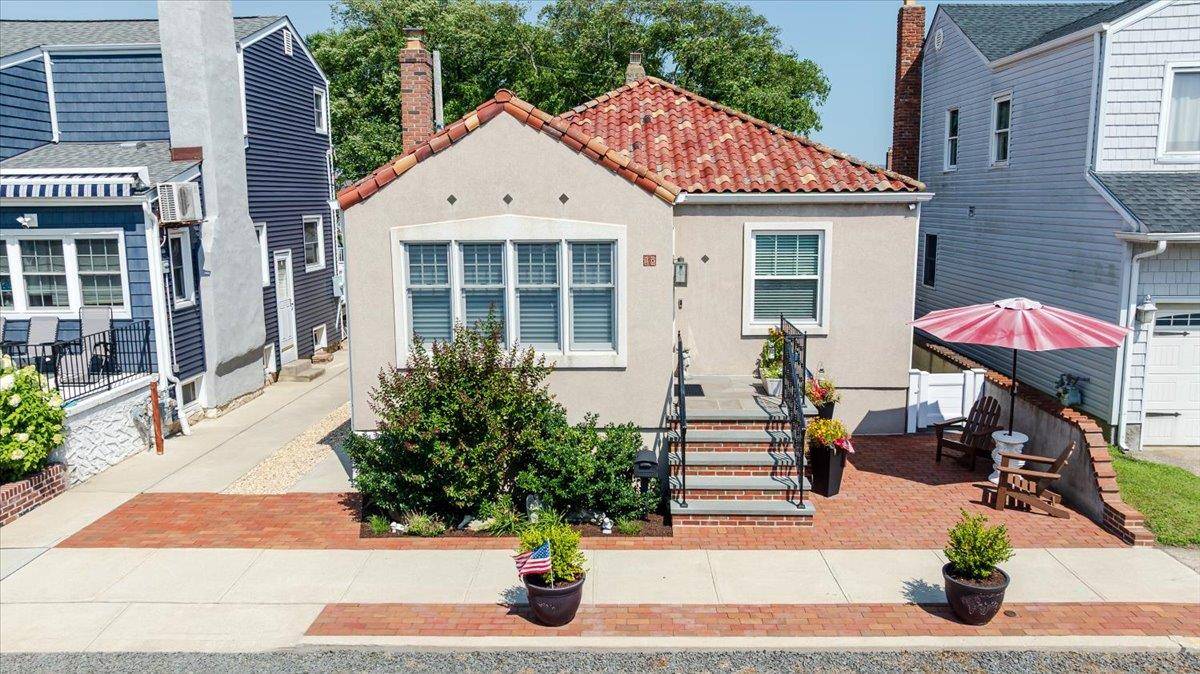 Boater s Dream on the Canals Timeless Charm Meets Waterfront Living Welcome to this Mediterranean inspired 2 bedroom, 1 bath gem located in the coveted Canals neighborhood of Long Beach.