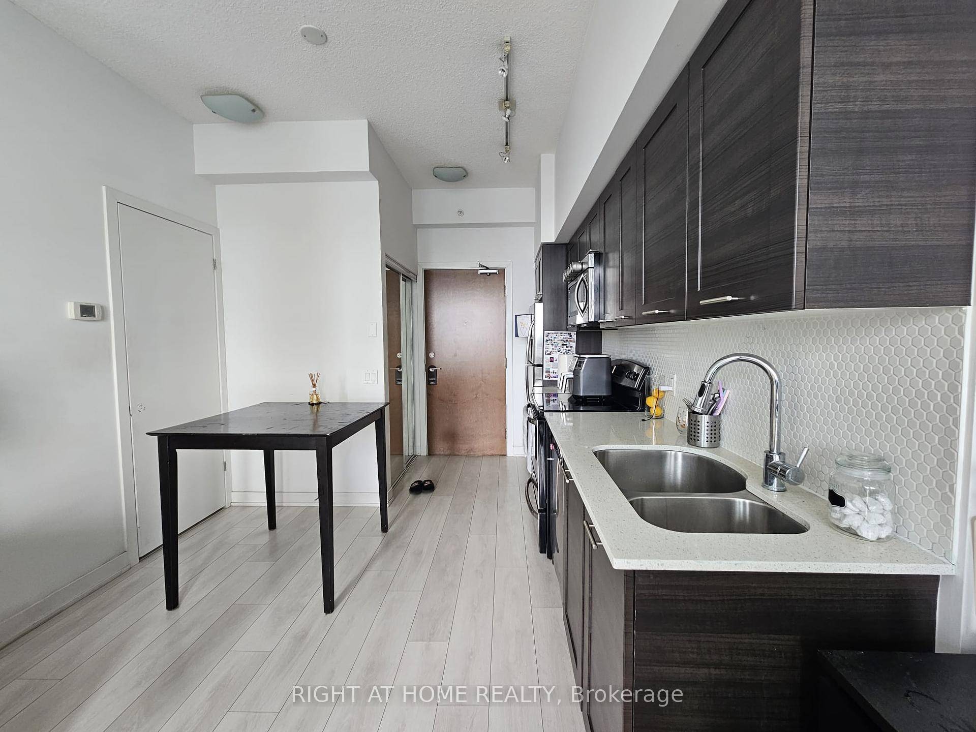 Welcome To Westlake ! This Bright Suite Features A Fantastic Functional Layout, 9' Ceilings And Stunning Unobstructed Views.