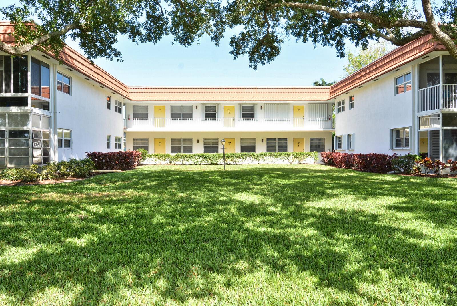 Outstanding 1 bedroom 1 bath locat4ed in a beautiful 55 community in the heart of Stuart.