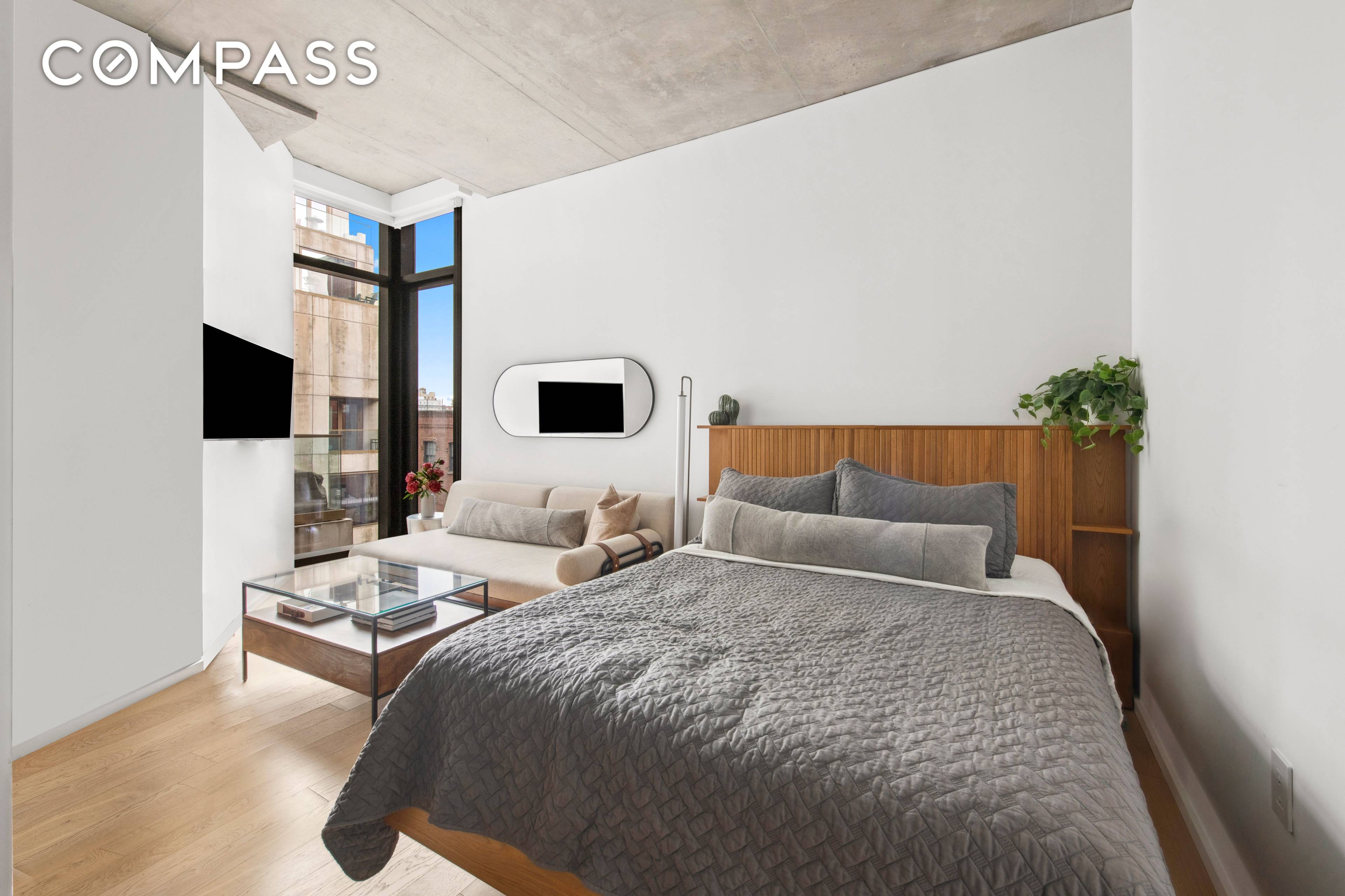 Welcome to this cozy and well appointed alcove studio, perfect for those seeking a comfortable space with high end finishes, in a premium building and located in prime DUMBO.