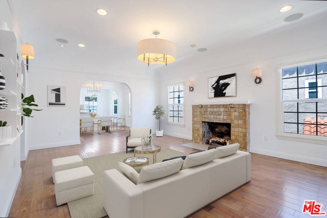 1049  S Mansfield Ave 2BR La
