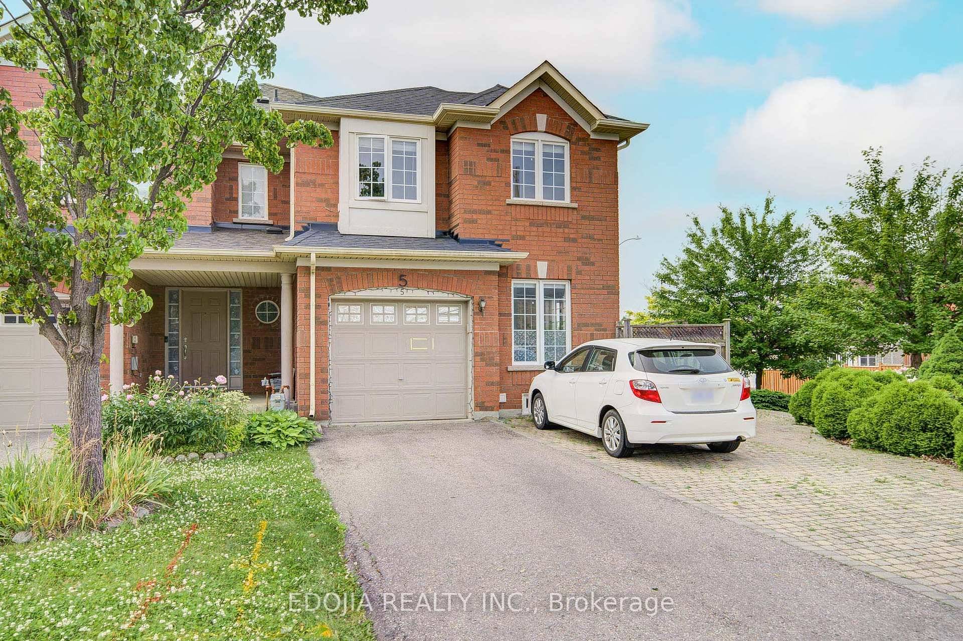 Welcome to this bright and airy end unit townhome feels just like a spacious semi !