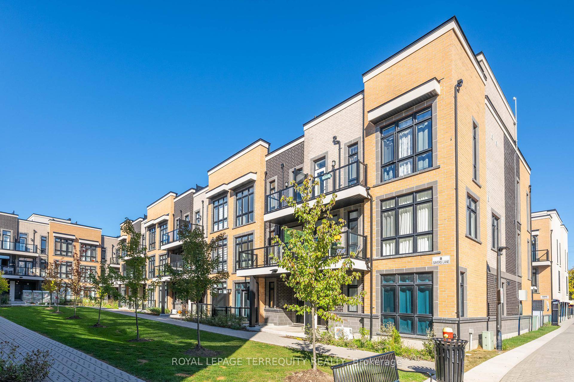 Stunning 2 yr New Condo Townhouse in the Highly desirable Oak ridges Community of Richmond Hill.