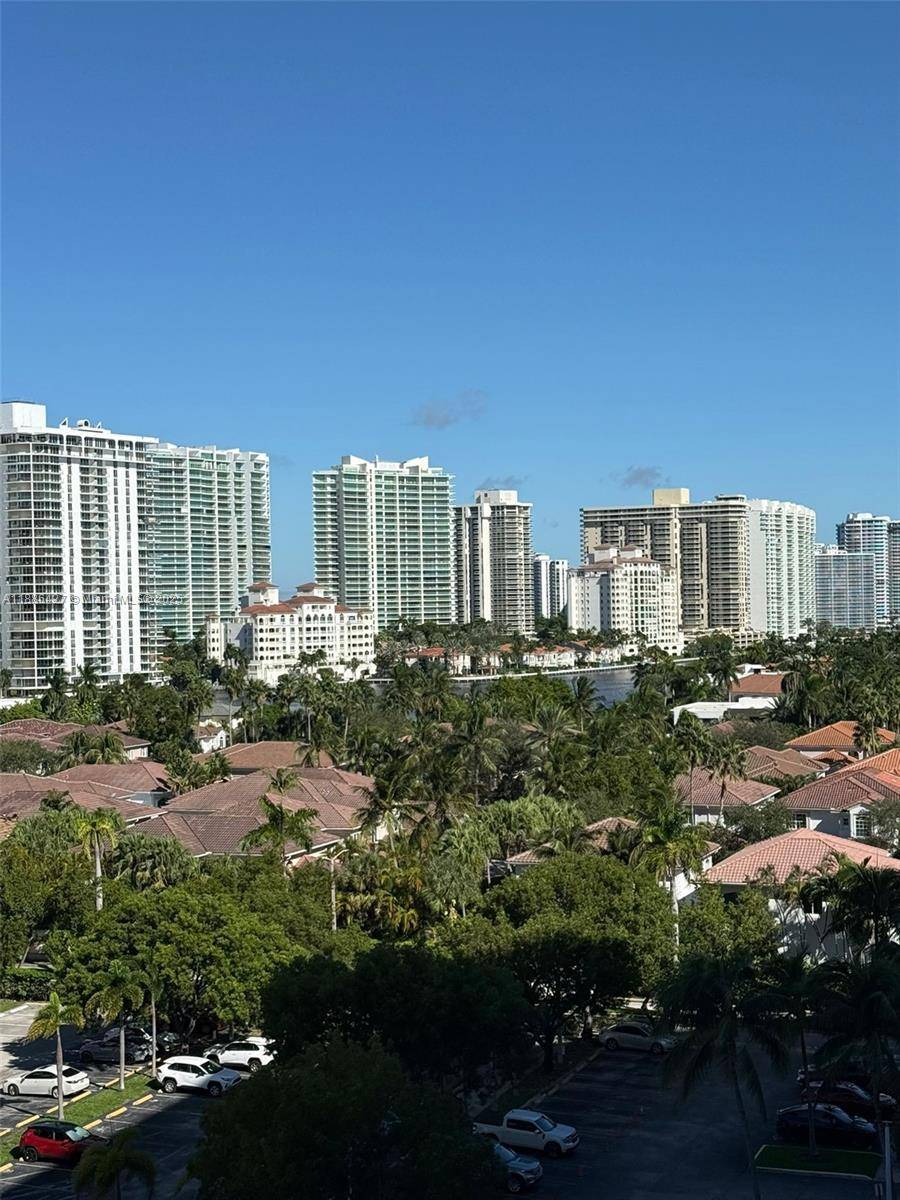 Beautiful corner 2 2 apartment in the heart of sunny isles beach, fully furniture, upgraded unit, many of space, ready to live, or a second home, excellent for investors, resort ...