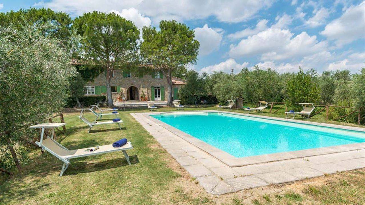 Recently restored country house for sale in Cortona, Tuscany, nice position. The estate is at a very short distance from Umbria and the Trasimeno Lake