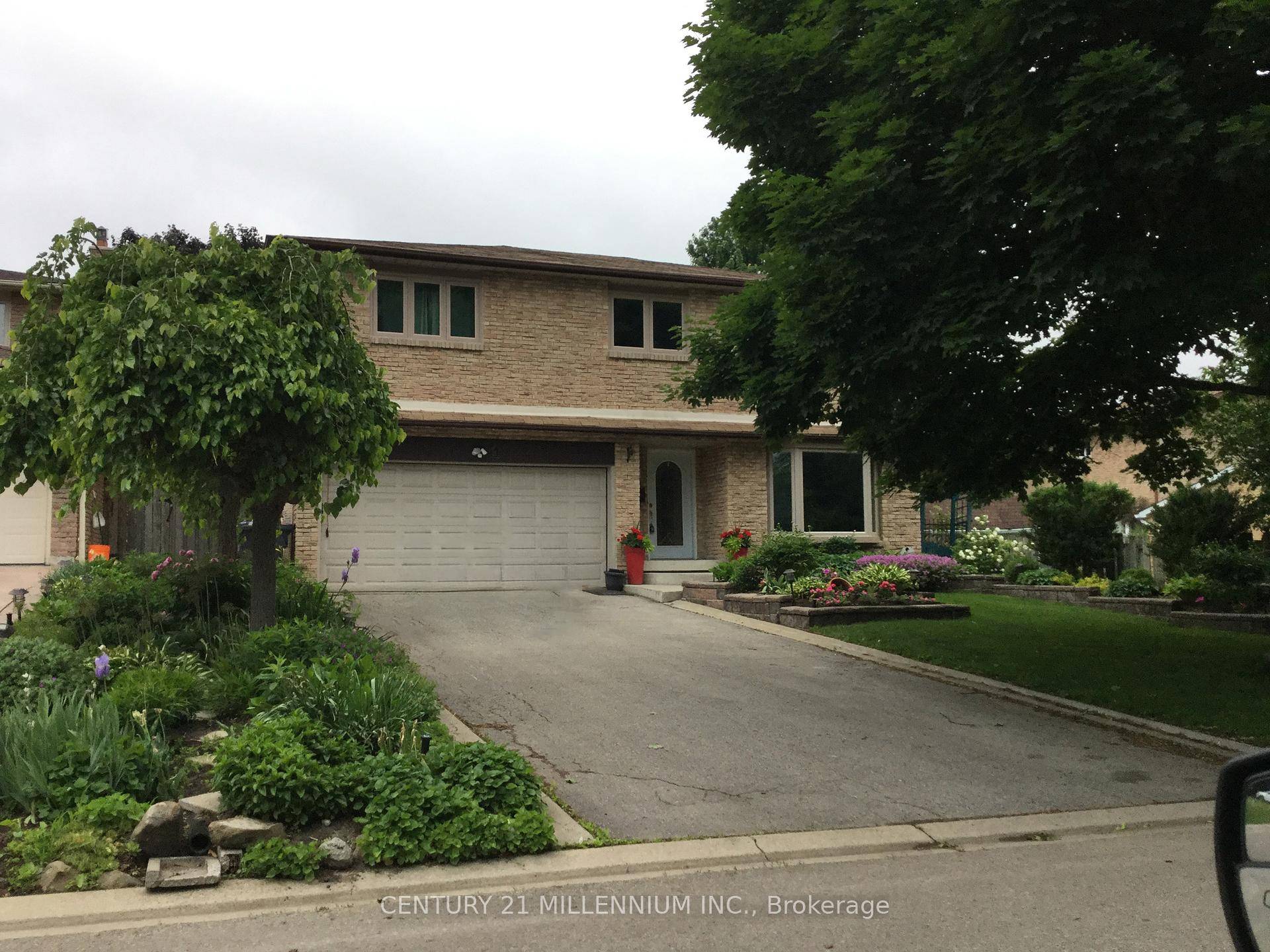 Welcome to this immaculate family home, 4 1 bedroom, 4 bathroom in the coveted M section, with easy access to hwys schools shopping hospitals.
