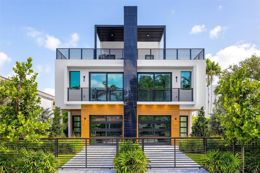 Introducing two brand new luxury townhomes in the heart of downtown Fort Lauderdale.