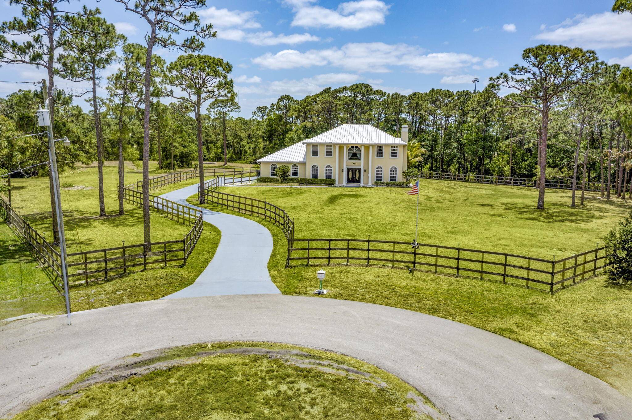 Welcome to 3202 SW Holly Ln.