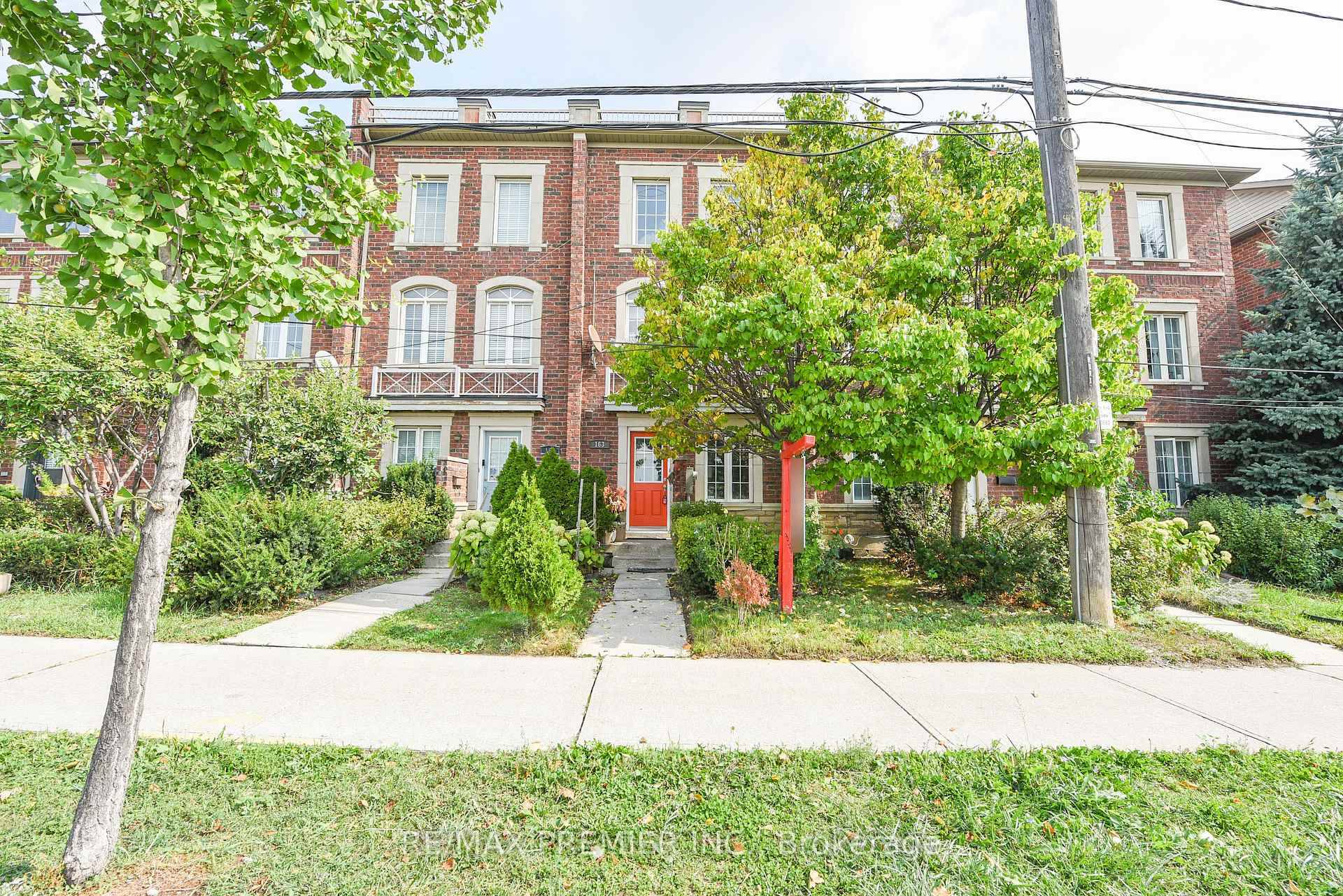 Very Bright amp ; Spacious Townhome in Toronto's Lovely Oakdale Village Community !