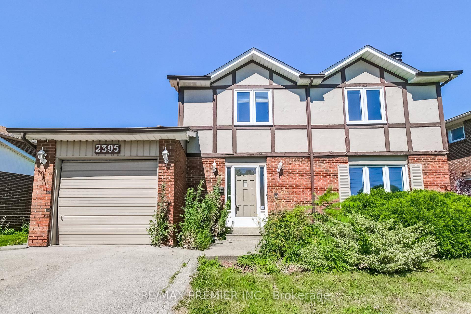 Welcome To This Charming 2 Storey Detached Home In The Highly Desirable Clarkson Neighbourhood Of Mississauga !