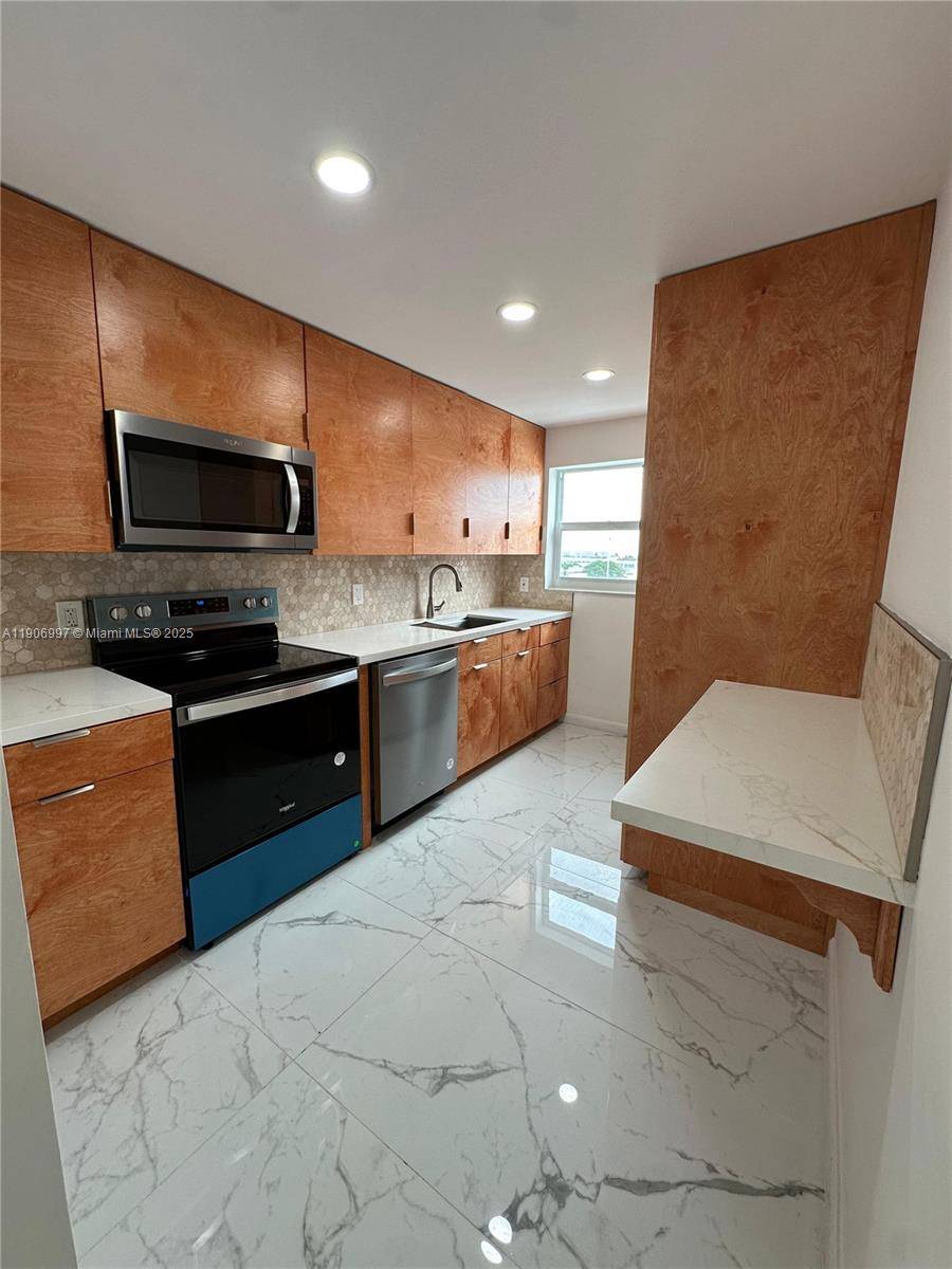 Beautifully renovated 1 bedroom, 1 bath residence offering 800 sq.