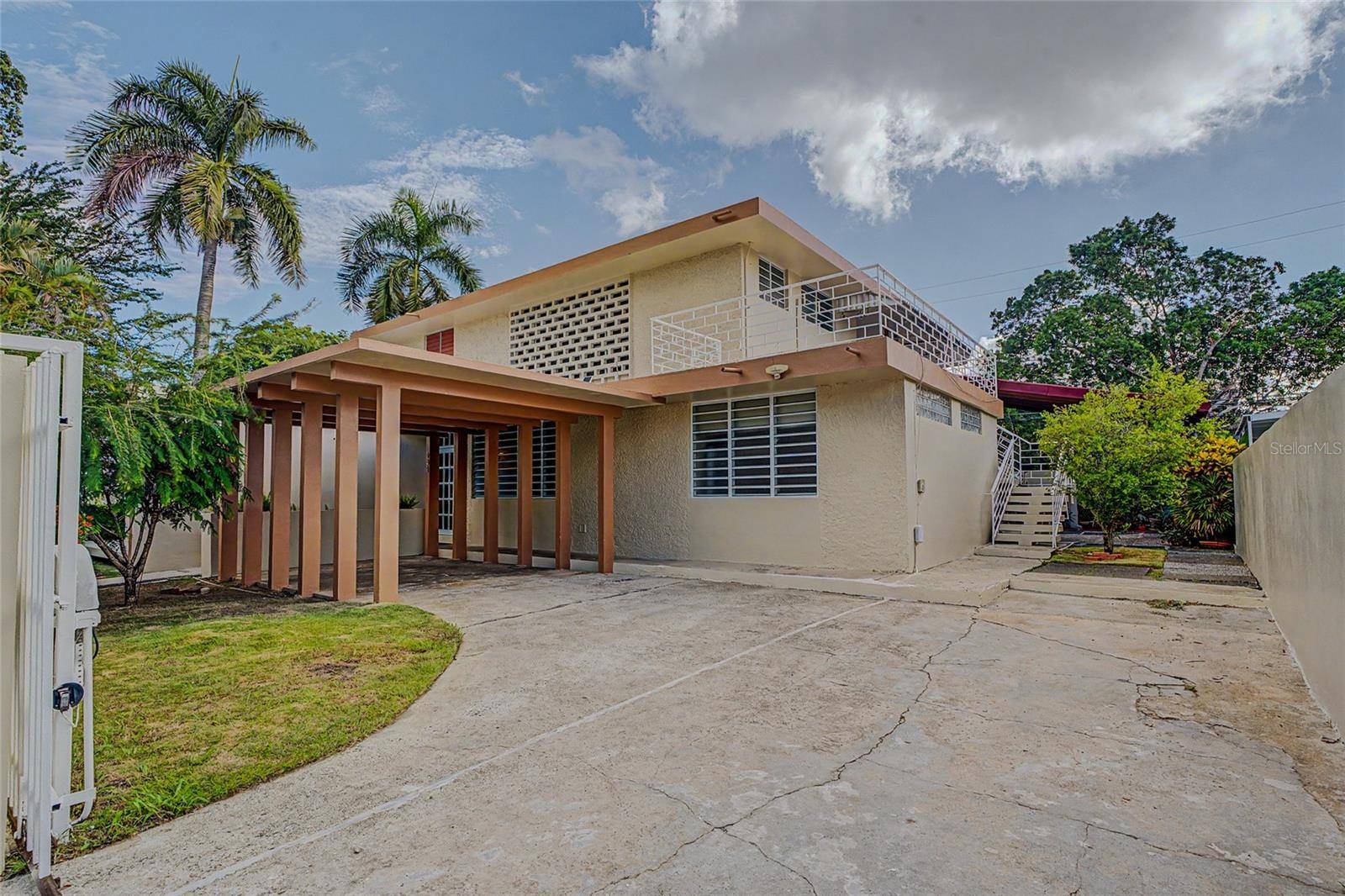 Income producing opportunity located in the desirable University Gardens community of San Juan.