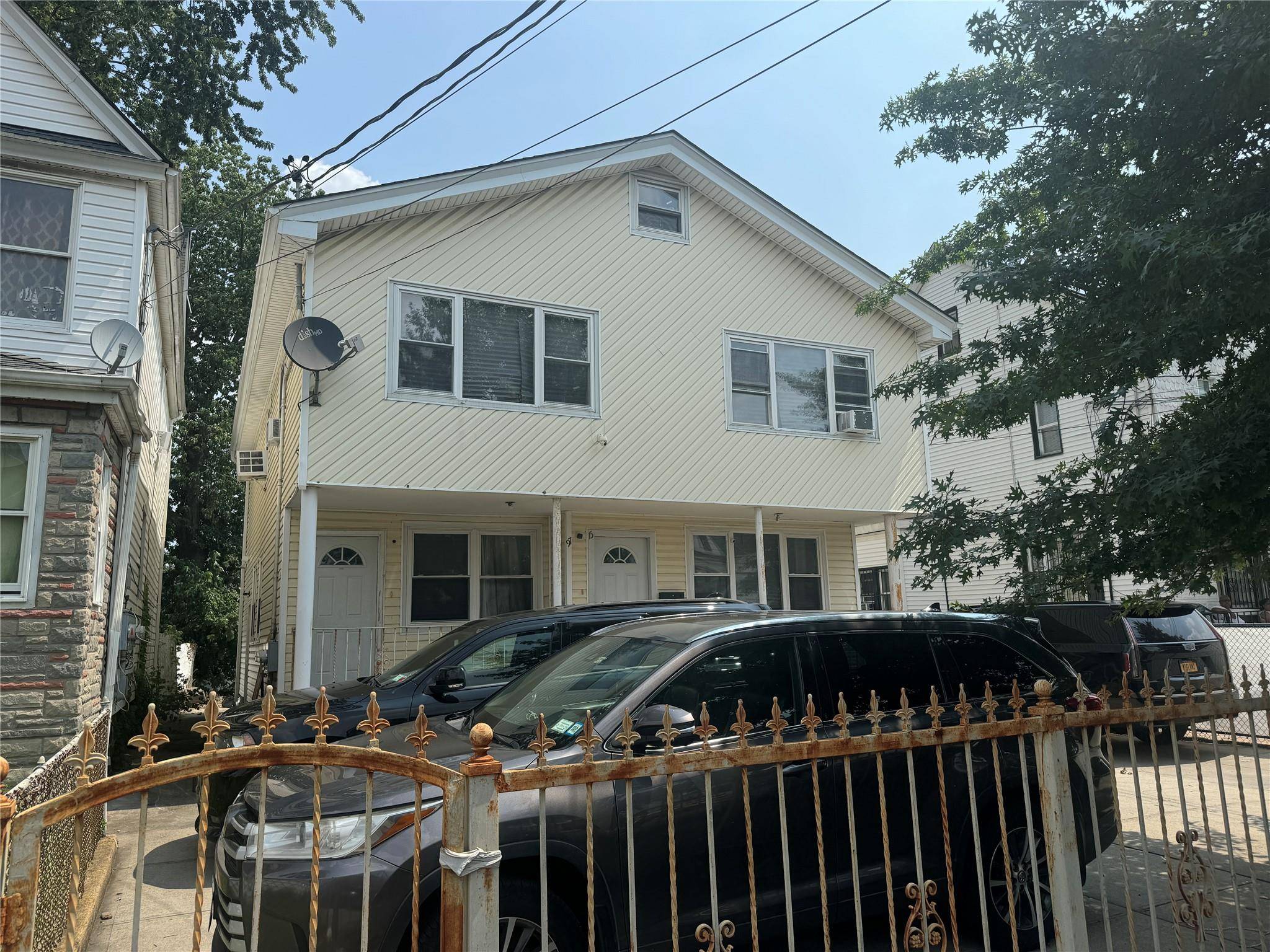 Location location ! ! Great investment opportunity Legal 2 Fam 3 over 3 in heart of Richmond hill, walking distance to worship, shopping, parks, school, public transportation etc.