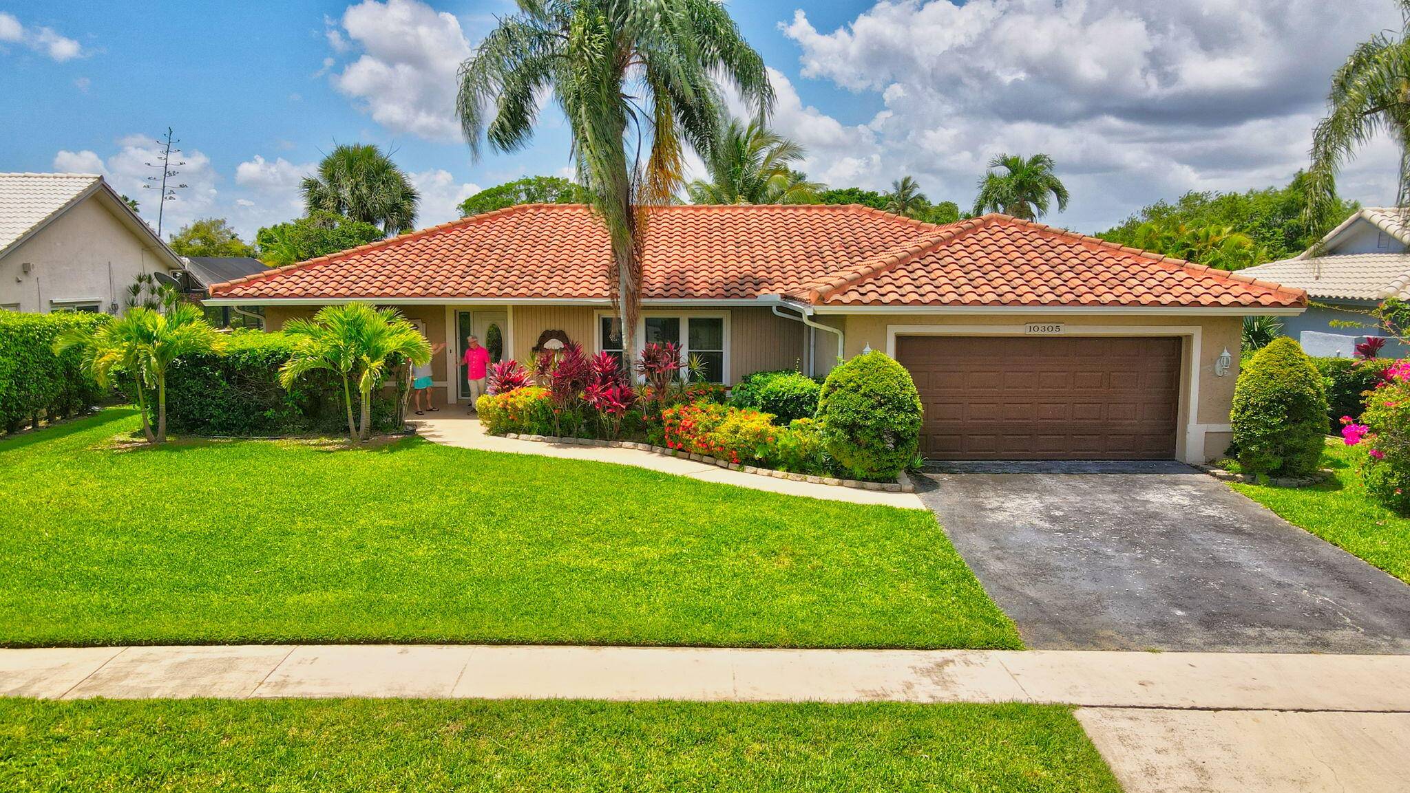 BEAUTIFULLY UPDATED DELUXE FURNISHED HOME.