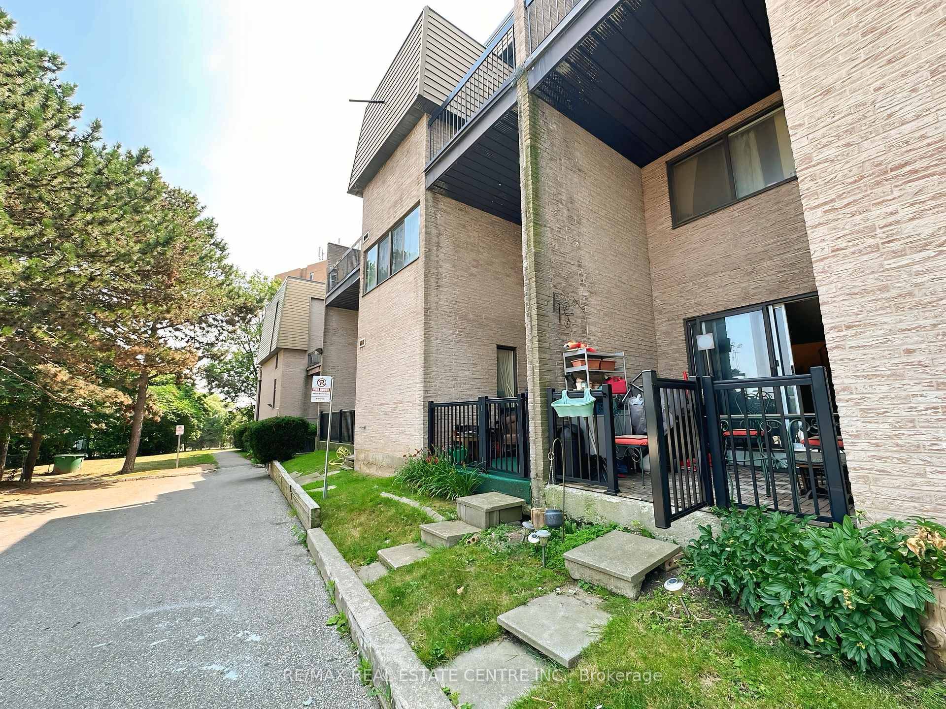 Beautifully Renovated 3 Bedroom, 2 Bathroom Condo Townhouse In The Highly Sought After Sheridan Community Of Mississauga !