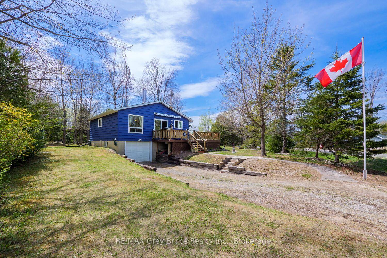 Get into your dream Bruce Peninsula retreat and enjoy lakeside life !