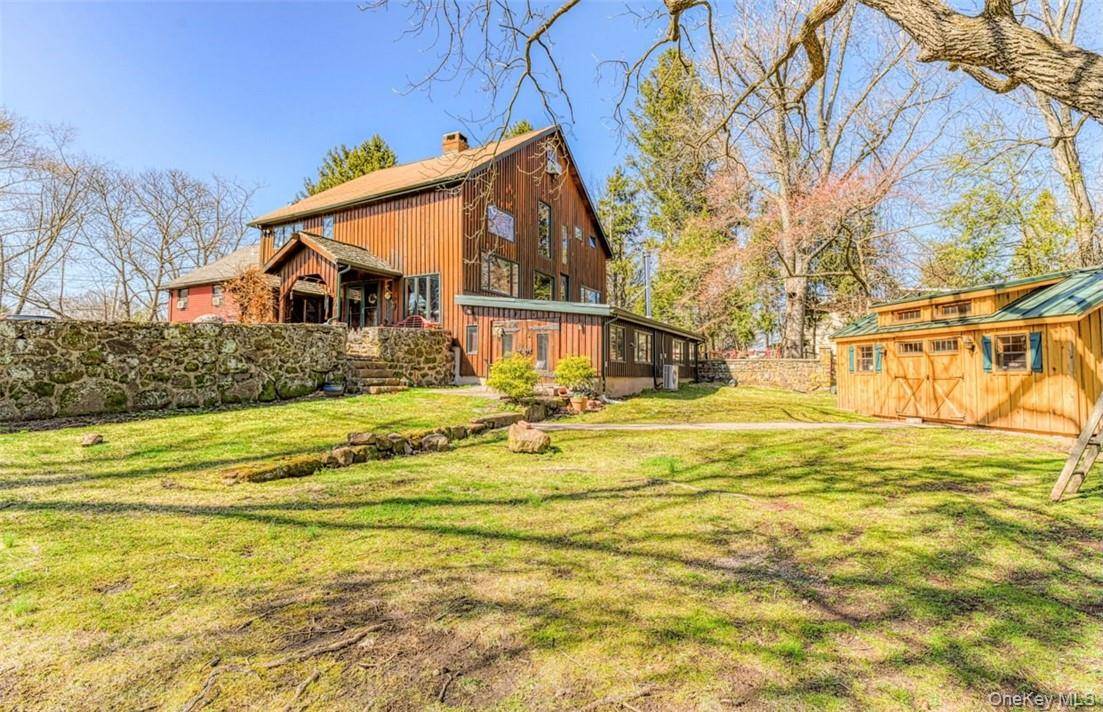 BARN FIND Welcome to 3 4 Bedroom, 3 1 2 Bathroom Renovated Barn.