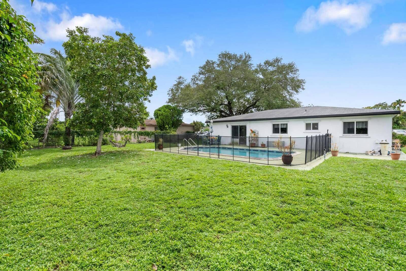 Spacious, bright open 3 bedrooms, 2 baths, 1 car garage with 2 driveways, POOL home in Palmetto Pines on an enormous lot that is over 10, 000 square feet !
