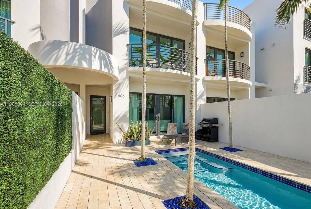 Situated in the sought after Victoria Landing community in Victoria Park, just steps from Holiday Park and minutes to Las Olas, the beach, and Fort Lauderdale s best dining and ...