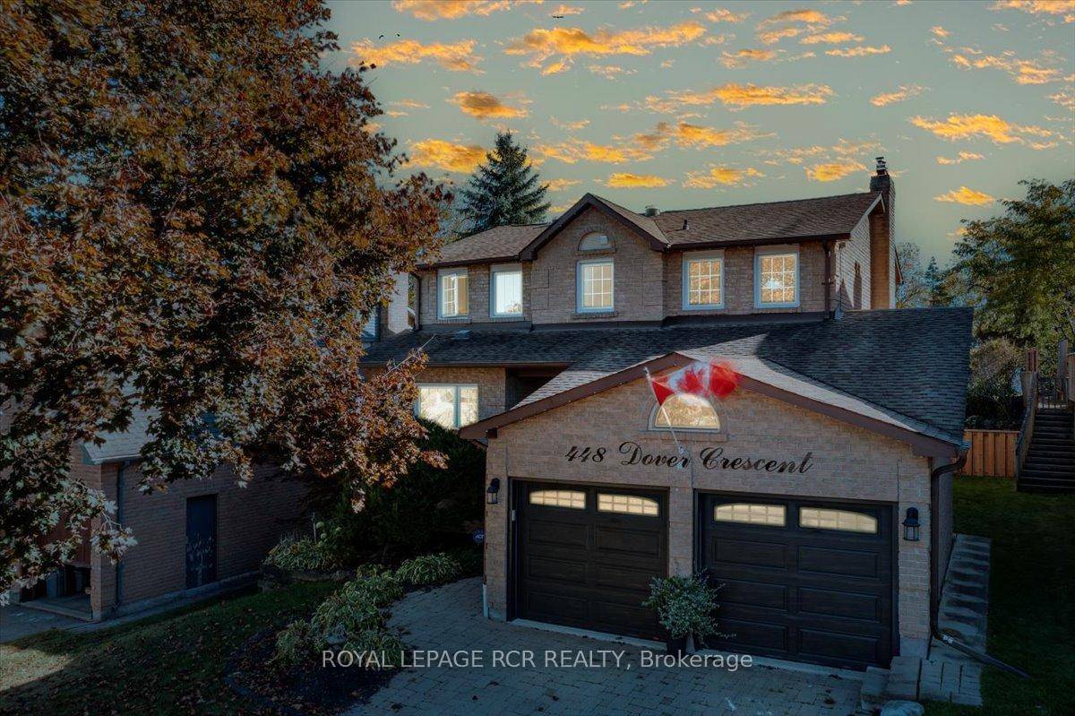 Stunning renovated family home nestled on a quiet crescent in one of Newmarket's most sought after neighbourhoods !