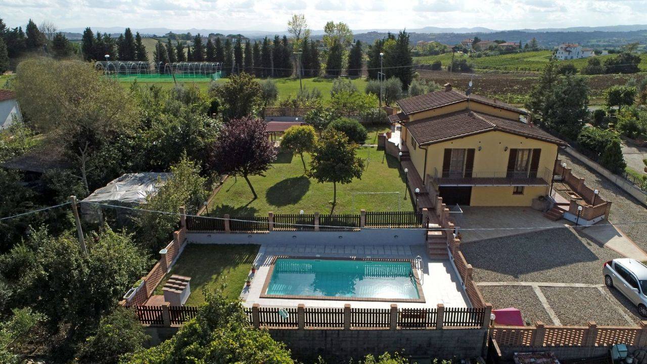 House for sale in Tuscany, Castiglion Fiorentino, Arezzo. The villa in a beautiful panoramic position has a large garden, garage and a swimming pool.